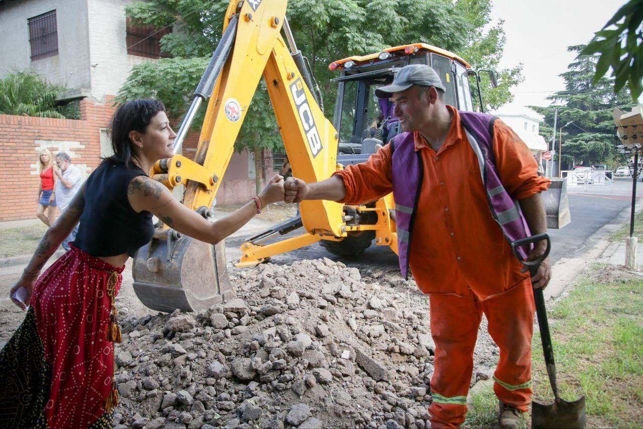 MAYRA RECORRIÓ OBRAS DE BACHEO EN EL BARRIO GÜEMES DE QUILMES OESTE 