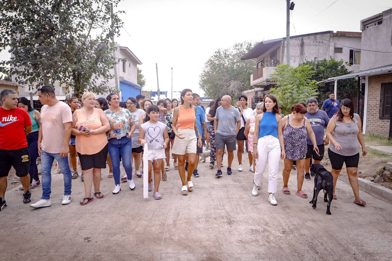 MAYRA RECORRIÓ LA OBRA DE PAVIMENTACIÓN EN EL BARRIO LYNCH