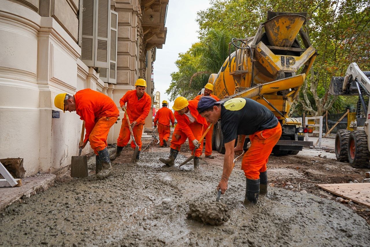 SE LLEVA ADELANTE LA OBRA DE RENOVACIÓN INTEGRAL DE LA PEATONAL RIVADAVIA
