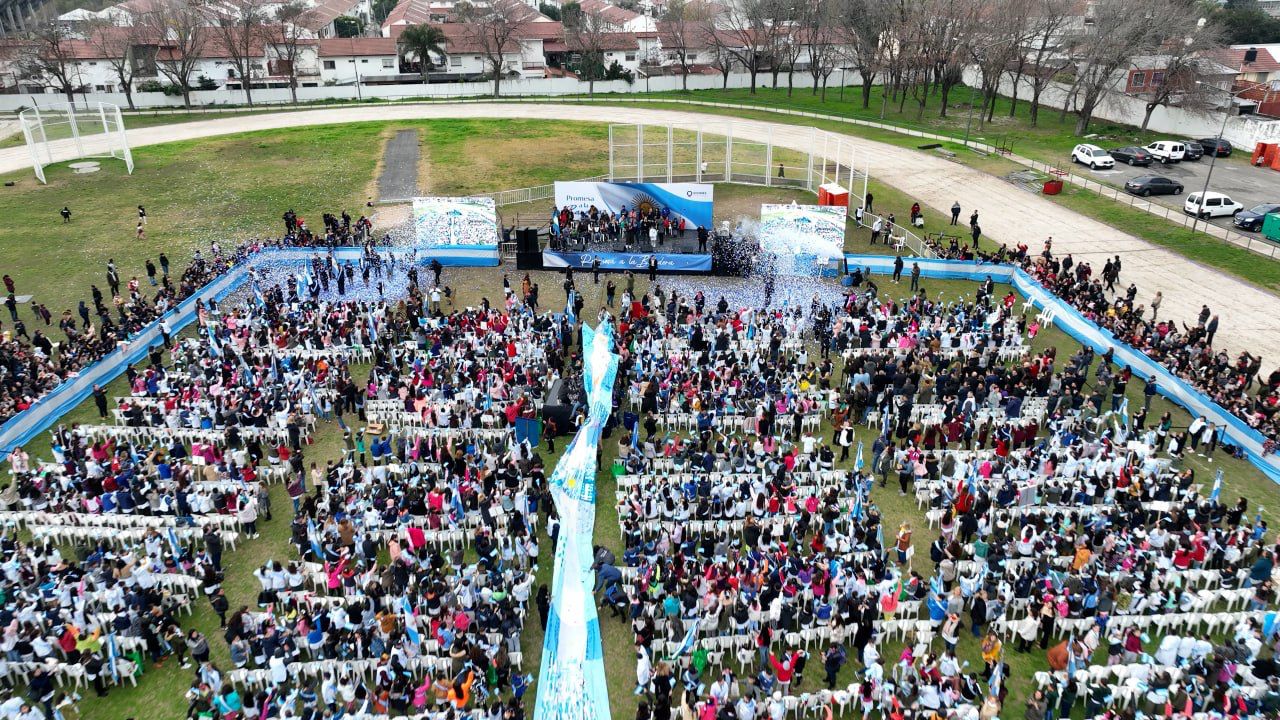 MAYRA JUNTO A 3.000 ALUMNOS QUILMEÑOS EN EL ACTO DE LEALTAD A LA BANDERA