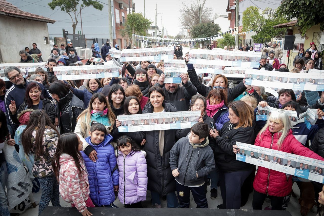MAYRA RECORRIÓ OBRAS DE PAVIMENTO Y SE REUNIÓ CON VECINOS DE BERNAL OESTE