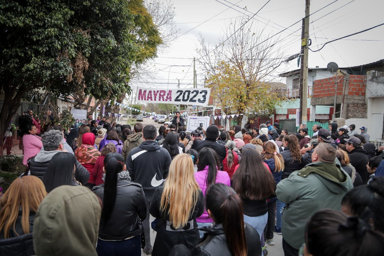 MAYRA RECORRIÓ OBRAS DE PAVIMENTO Y SE REUNIÓ CON VECINOS DE BERNAL OESTE
