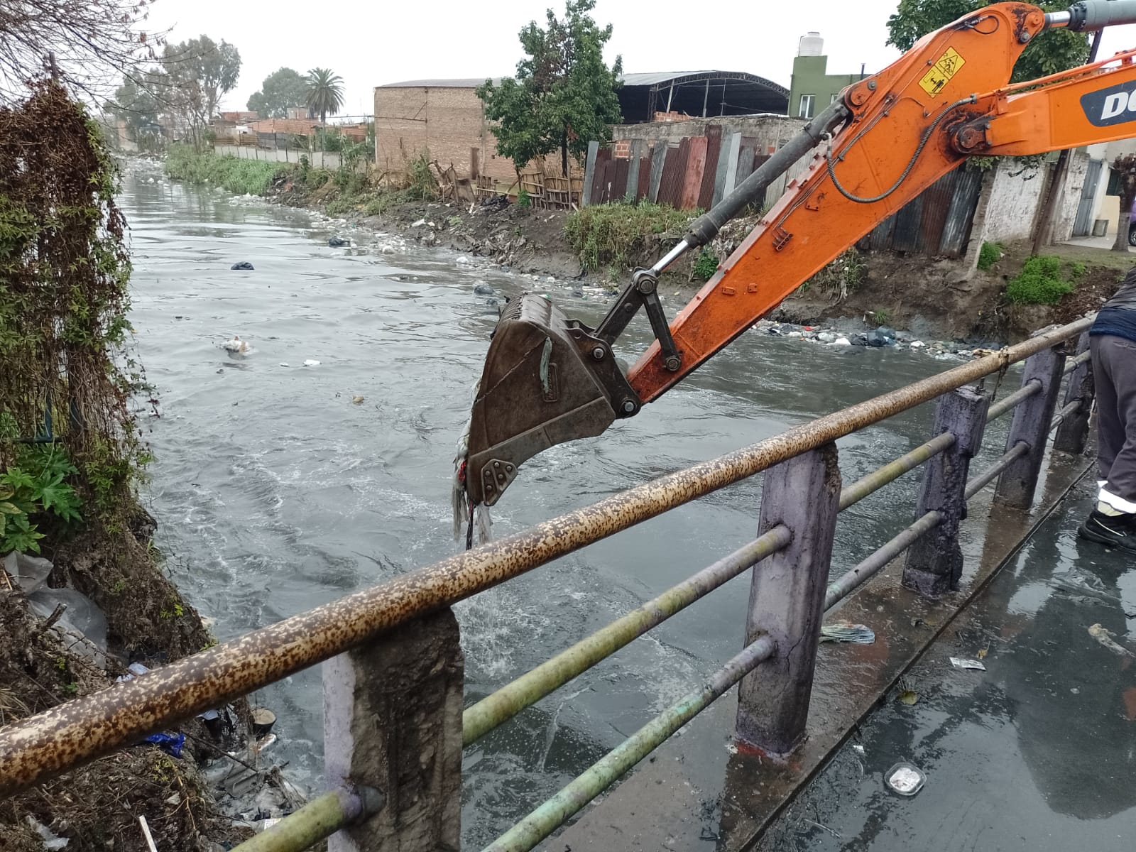 TRABAJOS DE LIMPIEZA EN LOS ARROYOS Y EN DISTINTOS BARRIOS DE QUILMES
