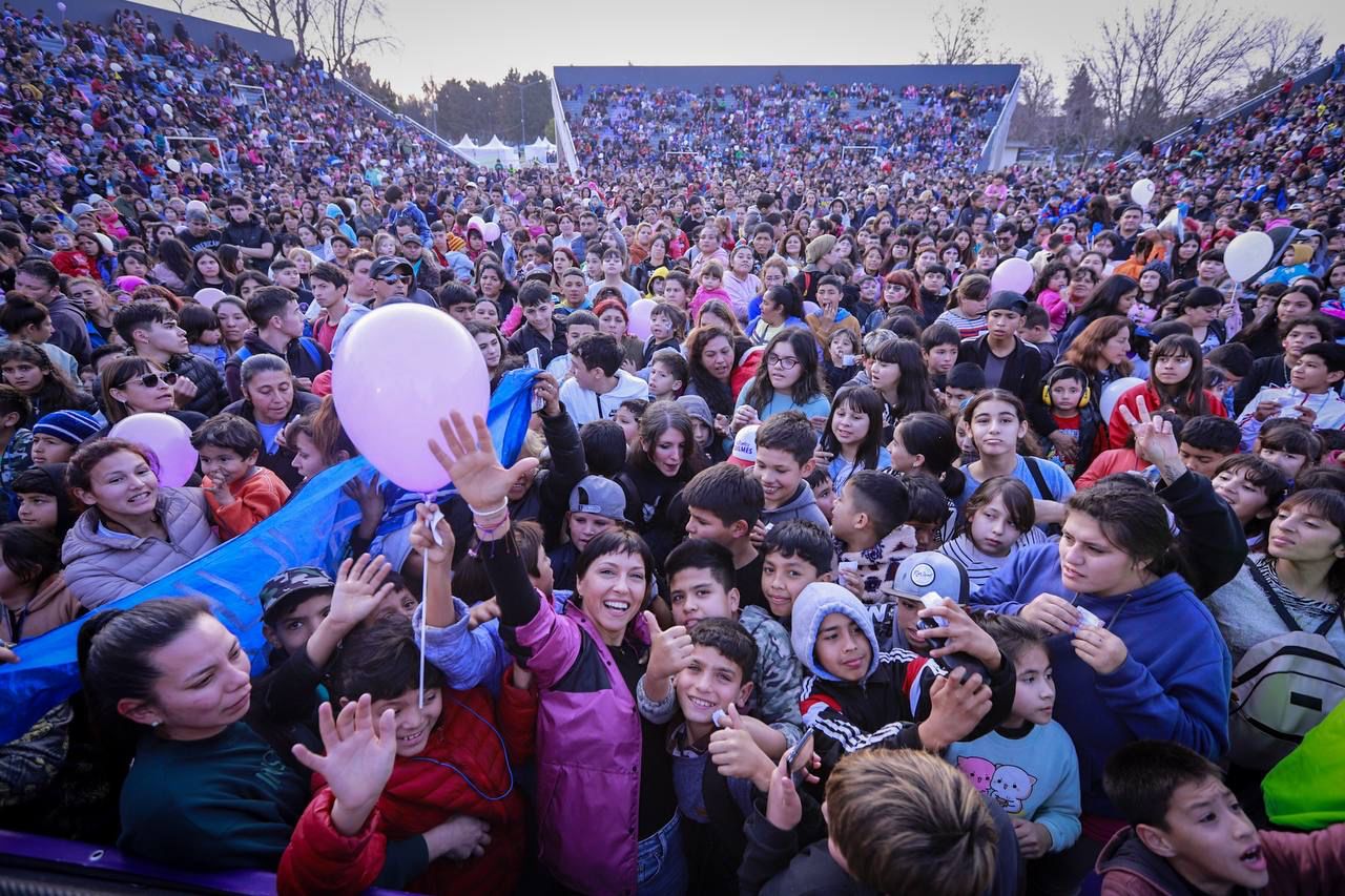 MAYRA CELEBRÓ EL DÍA DE LAS NIÑECES JUNTO A MILES DE FAMILIAS