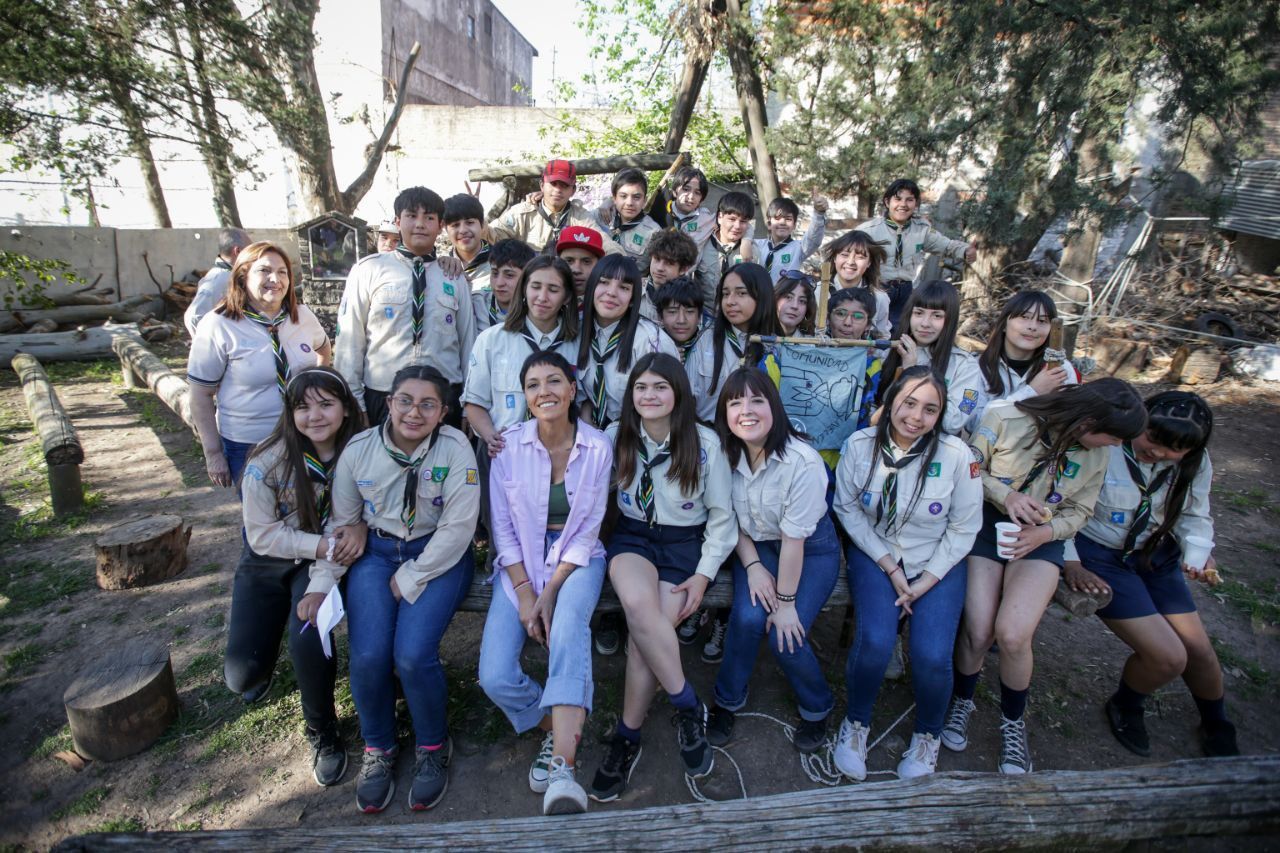 MAYRA CHARLÓ CON JÓVENES Y RESPONSABLES SCOUTS DE SOLANO 