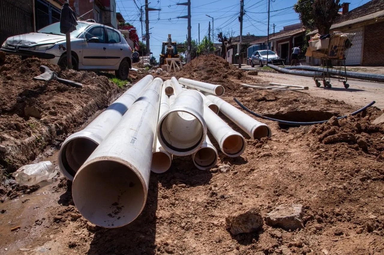 EL MUNICIPIO DE QUILMES AVANZA CON LAS OBRAS DE AGUA Y CLOACAS EN EL BARRIO