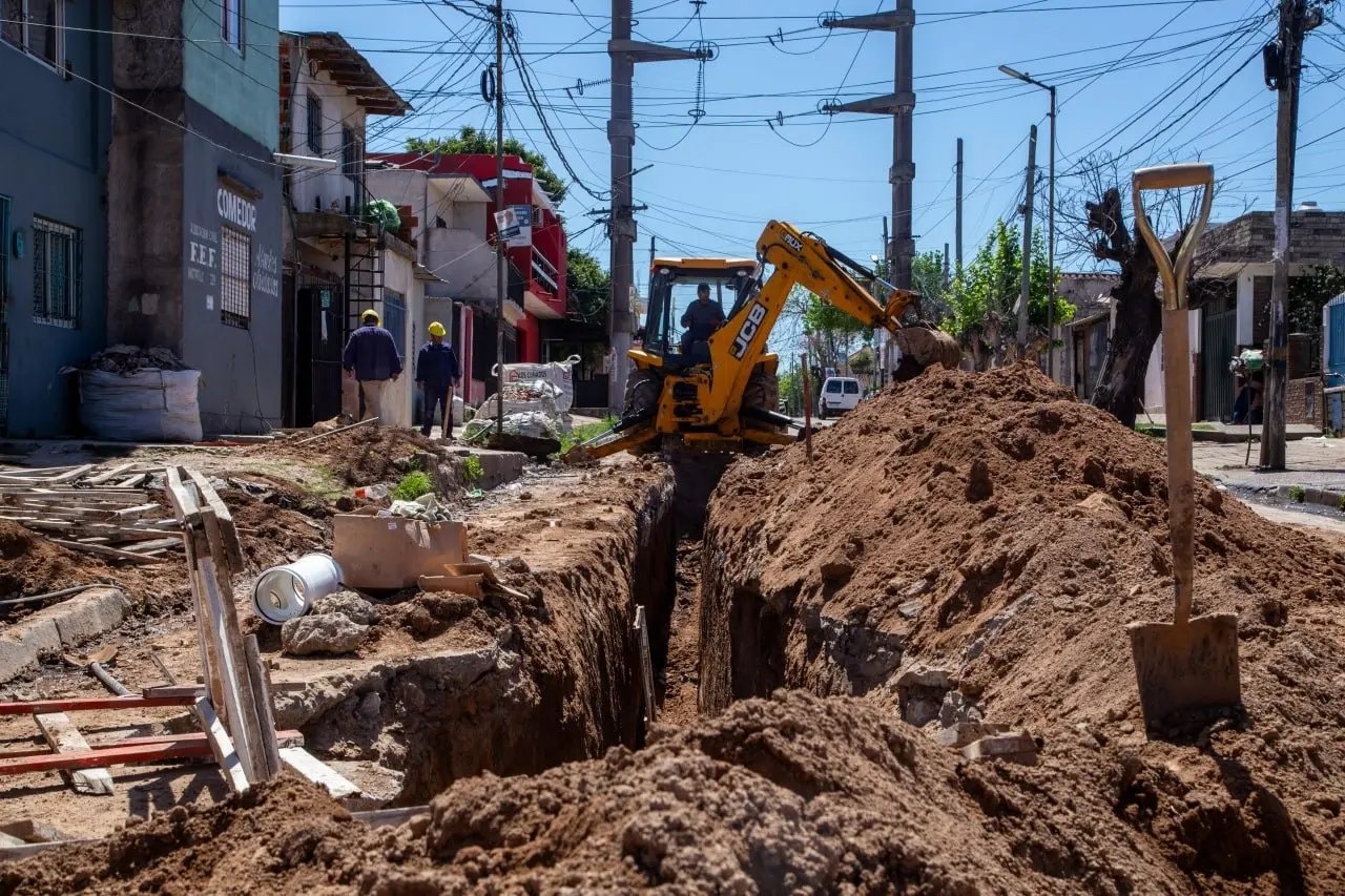 EL MUNICIPIO DE QUILMES AVANZA CON LAS OBRAS DE AGUA Y CLOACAS EN EL BARRIO