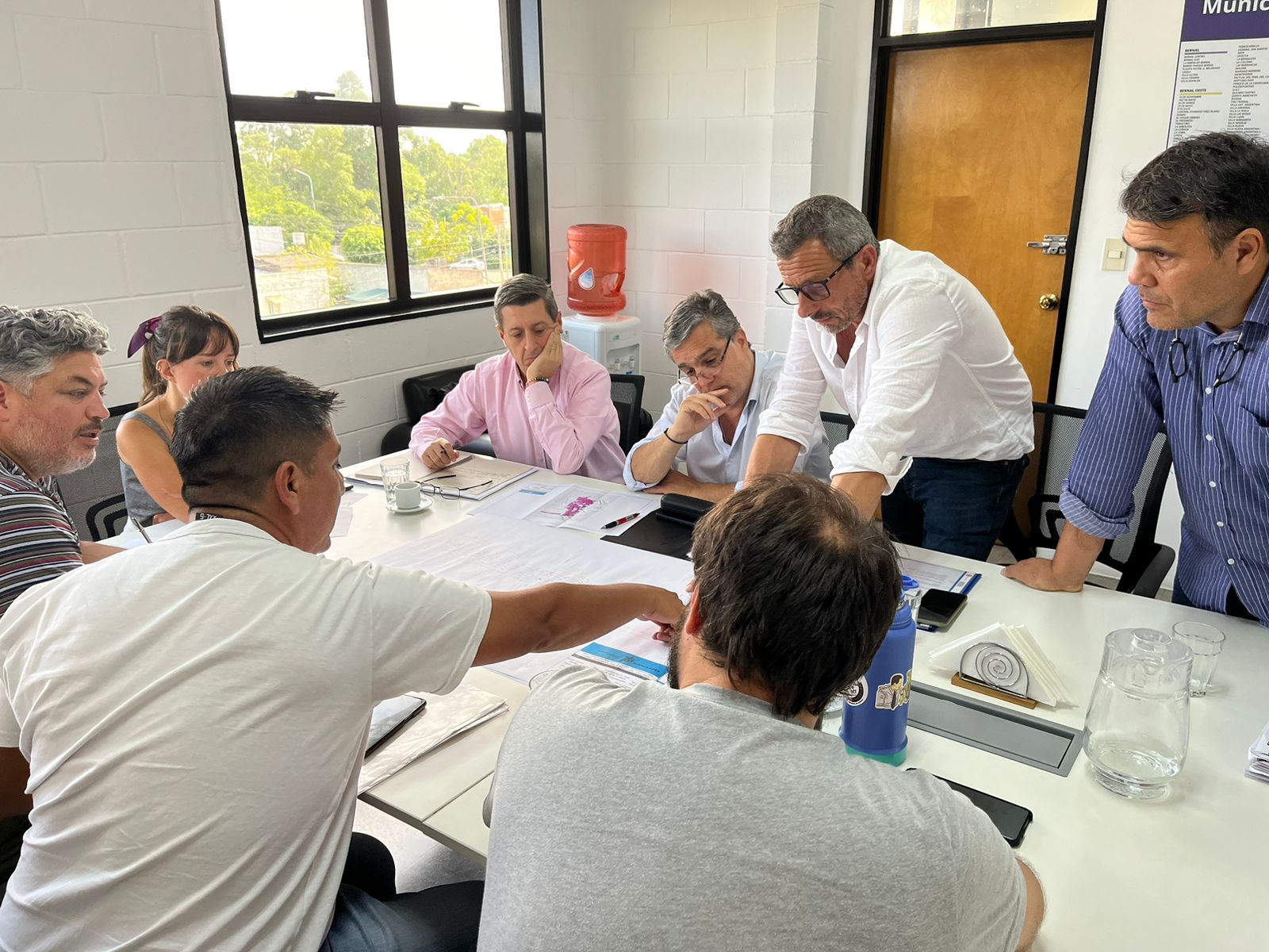 FUNCIONARIOS LOCALES JUNTO AL SUBSECRETARIO DE RECURSOS HÍDRICO BONAERENSE