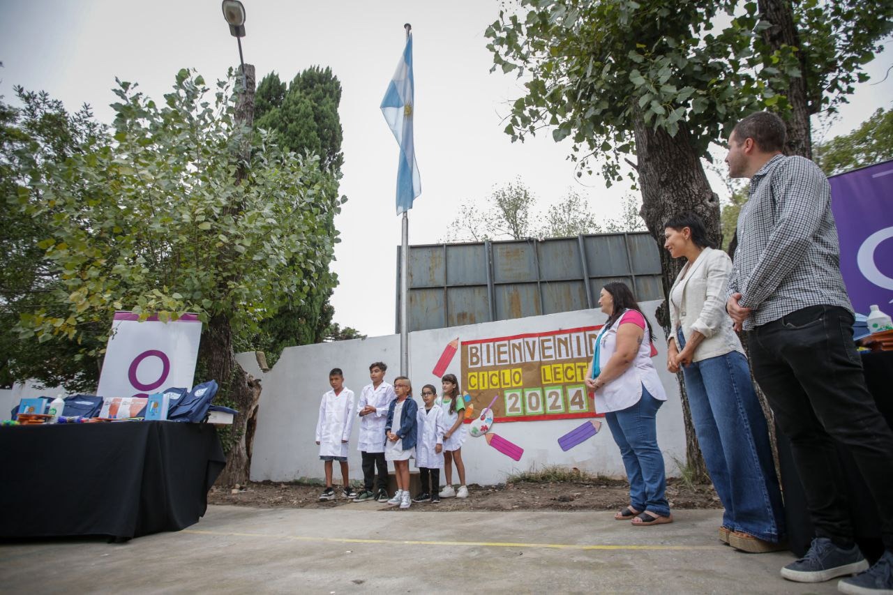 MAYRA EN EL INICIO DEL CICLO LECTIVO 2024 DE LA ESCUELA EGB Nº82