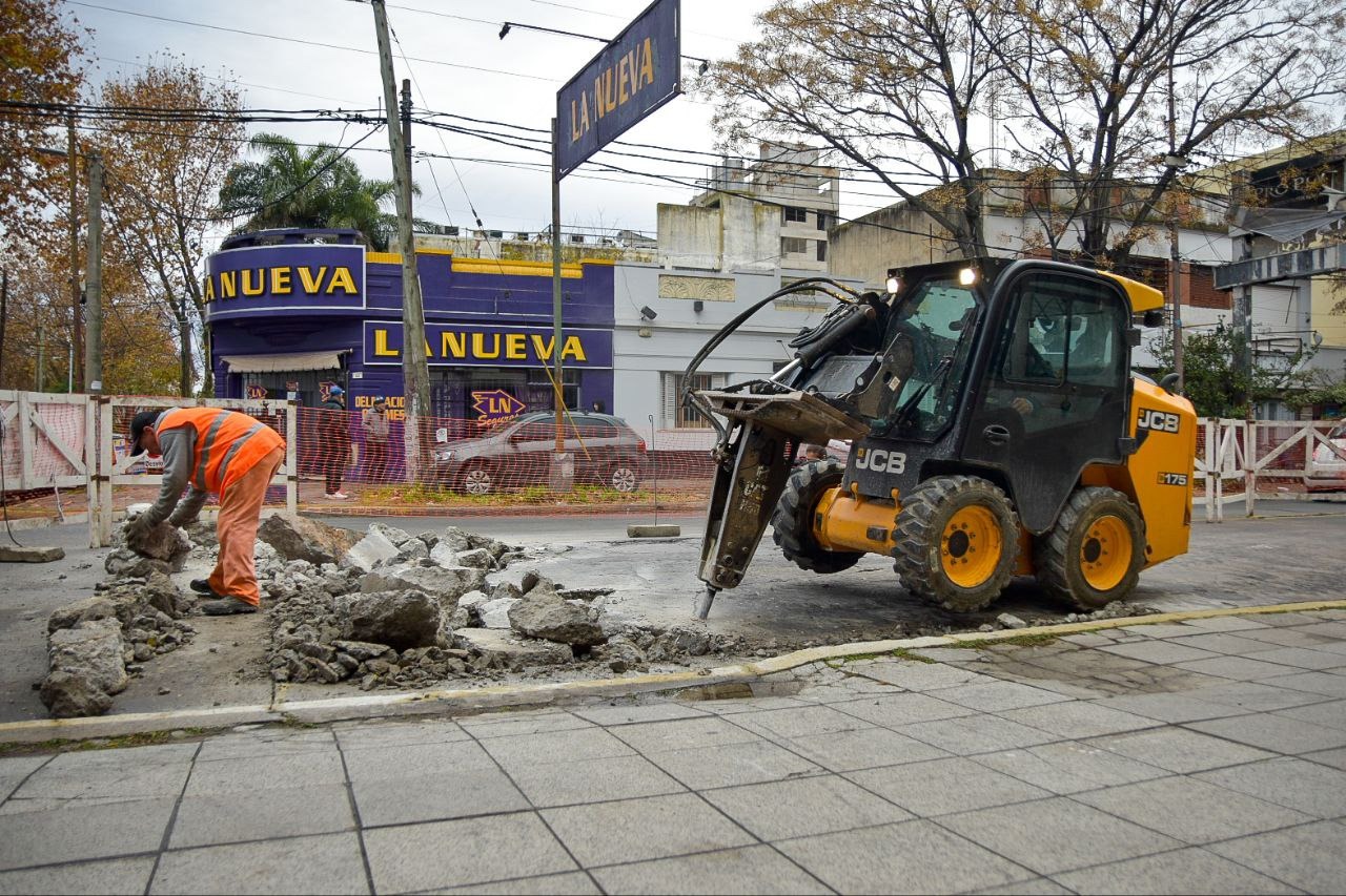 EL MUNICIPIO LLEVA ADELANTE TRABAJOS DE BACHEO EN EL CENTRO DE QUILMES