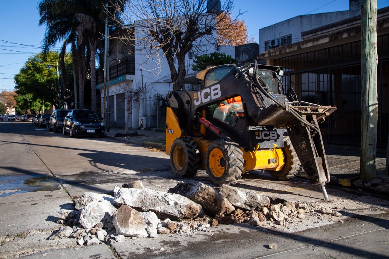 EL MUNICIPIO LLEVA ADELANTE TRABAJOS DE BACHEO EN EL CENTRO DE QUILMES