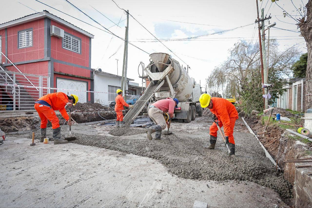 MAYRA RECORRIÓ LA OBRA DE PAVIMENTOS DEL BARRIO VECINAL EN SOLANO