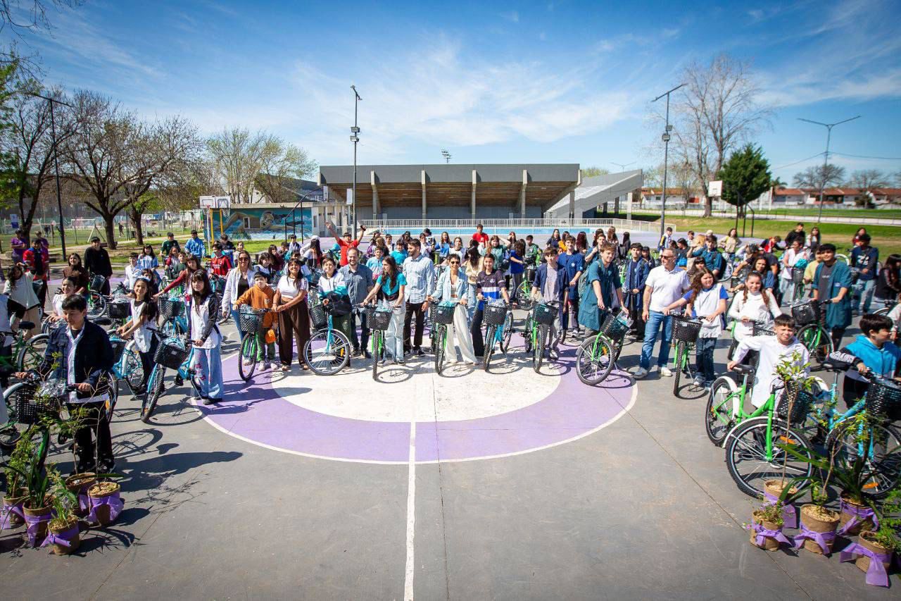 MAYRA ENTREGÓ BICICLETAS A ESTUDIANTES DE ESCUELAS PRIMARIAS Y SECUNDARIAS