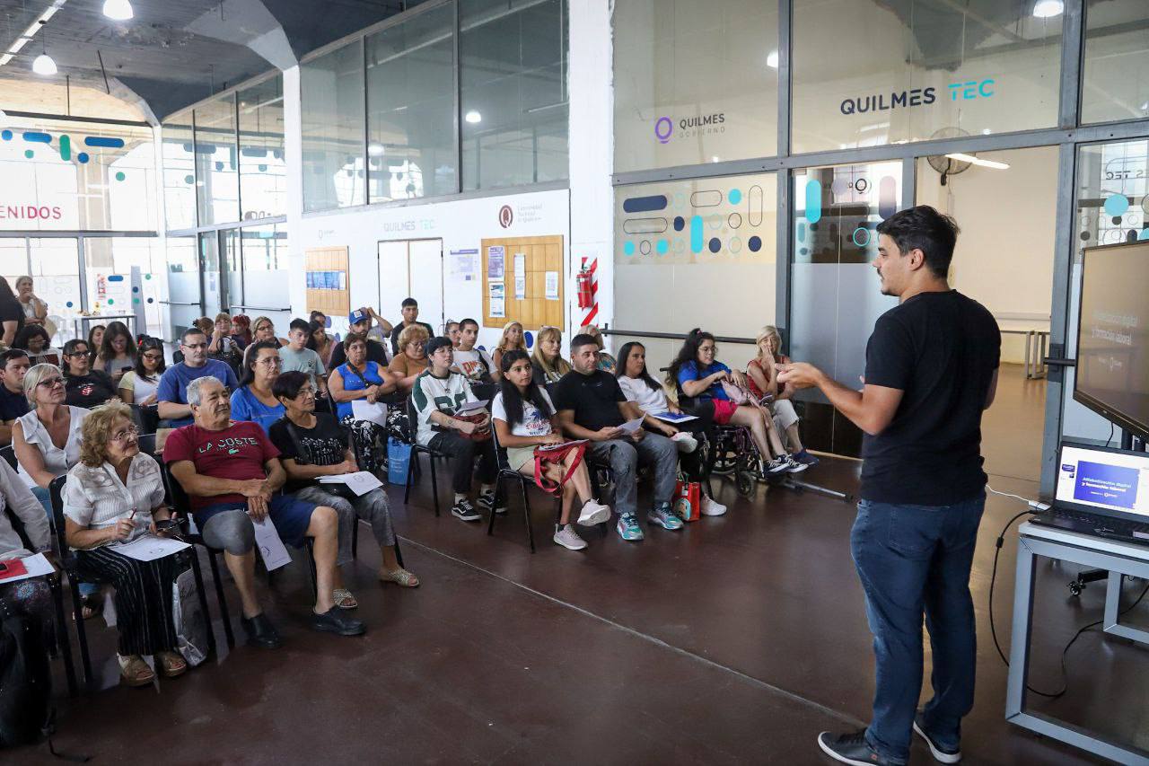 GRAN CONCURRENCIA EN EL TALLER DE ALFABETIZACIÓN DIGITAL EN QUILMES TEC
