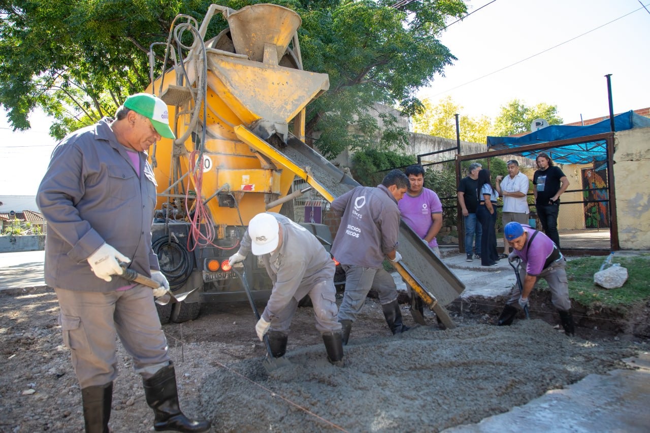 EL MUNICIPIO CONTINÚA CON LOS TRABAJOS DE BACHEO EN HORMIGÓN EN QUILMES 