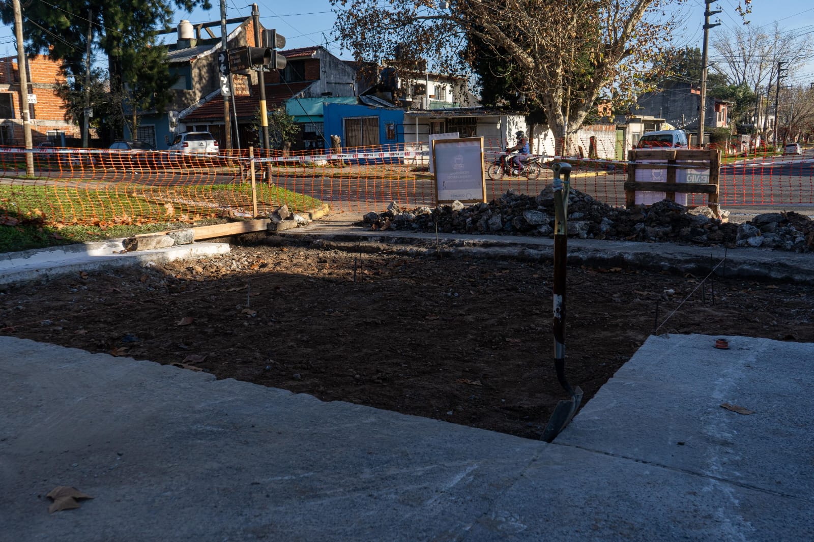 CONTINÚAN LOS TRABAJOS DE BACHEO EN LOS BARRIOS DEL DISTRITO 