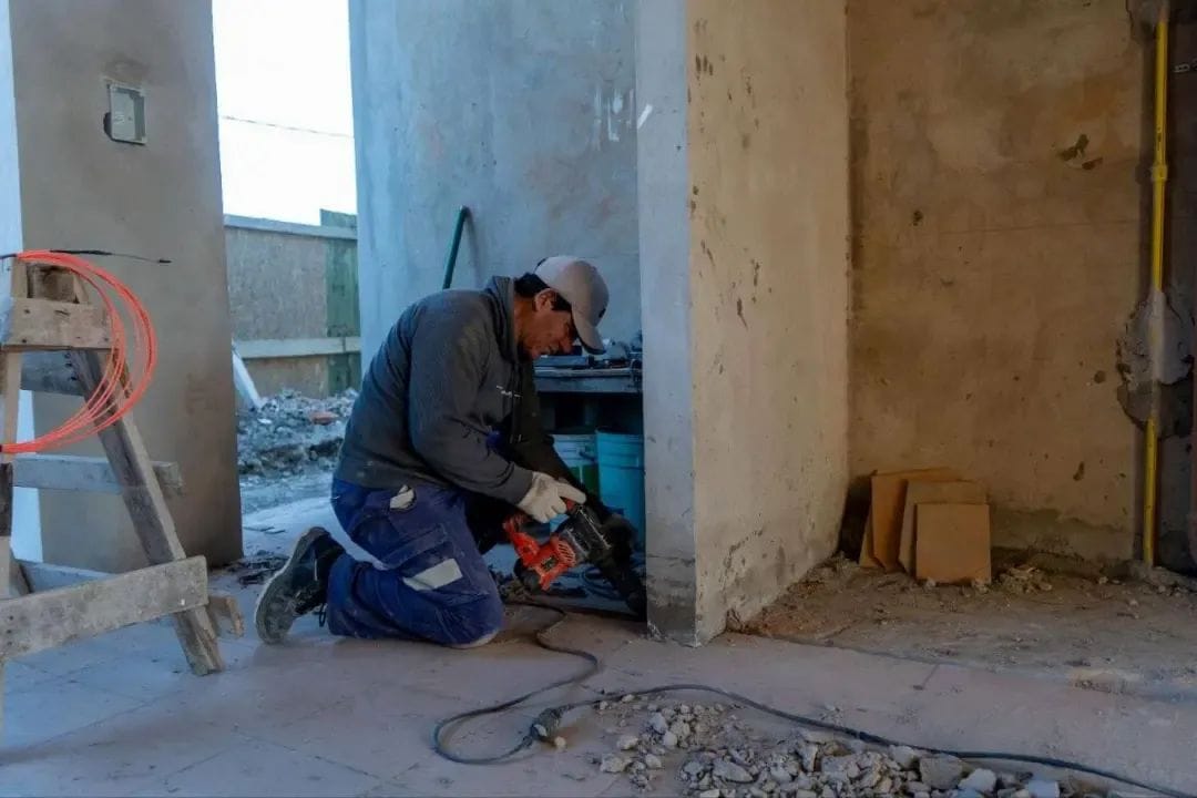 AVANZAN LAS OBRAS DE 28 VIVIENDAS EN EL BARRIO LA ODISEA, DE QUILMES OESTE