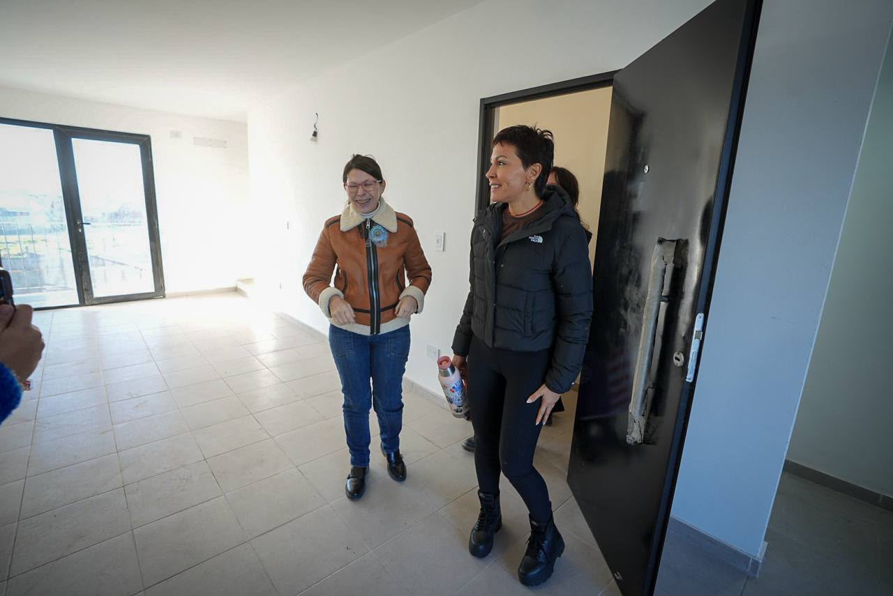 MAYRA Y EVA MIERI RECORRIERON JUNTO A BATAKIS LA OBRA DE DE 28 VIVIENDAS 