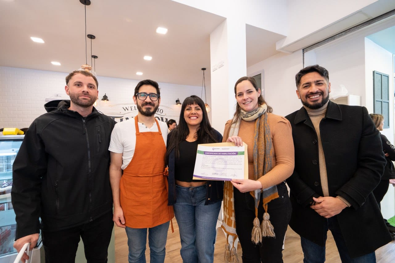 EL MUNICIPIO ENTREGÓ UNA HABILITACIÓN GRATUITO A UNA CAFETERÍA