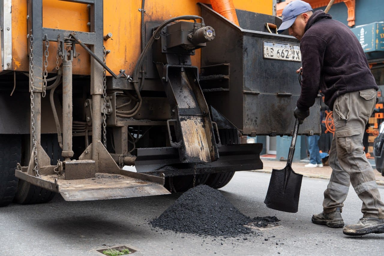 LA COMUNA INTENSIFICA EL AVANCE DE LAS OBRAS DE BACHEO Y ASFALTO