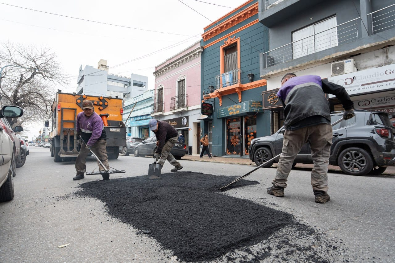 LA COMUNA INTENSIFICA EL AVANCE DE LAS OBRAS DE BACHEO Y ASFALTO