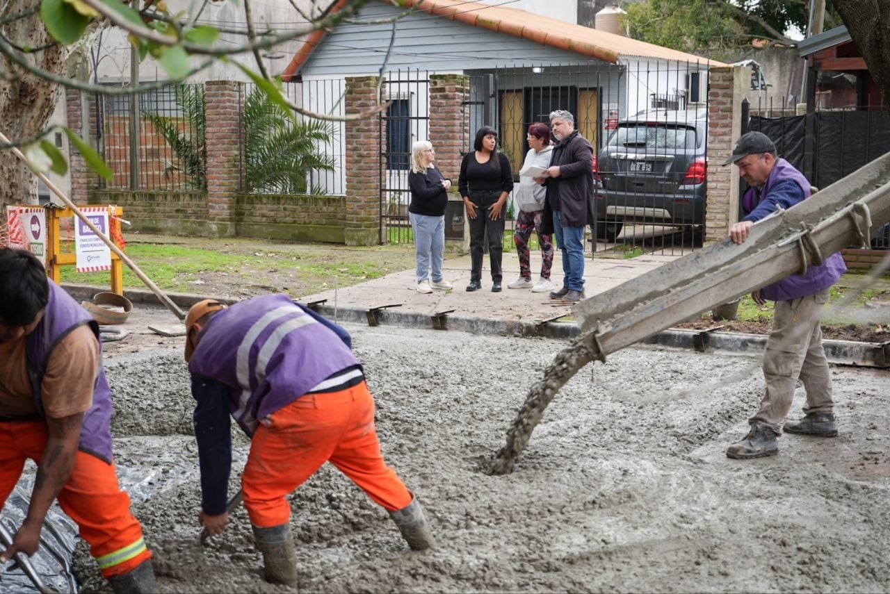  EL MUNICIPIO DE QUILMES AVANZA CON EL PLAN DE BACHEO EN QUILMES OESTE