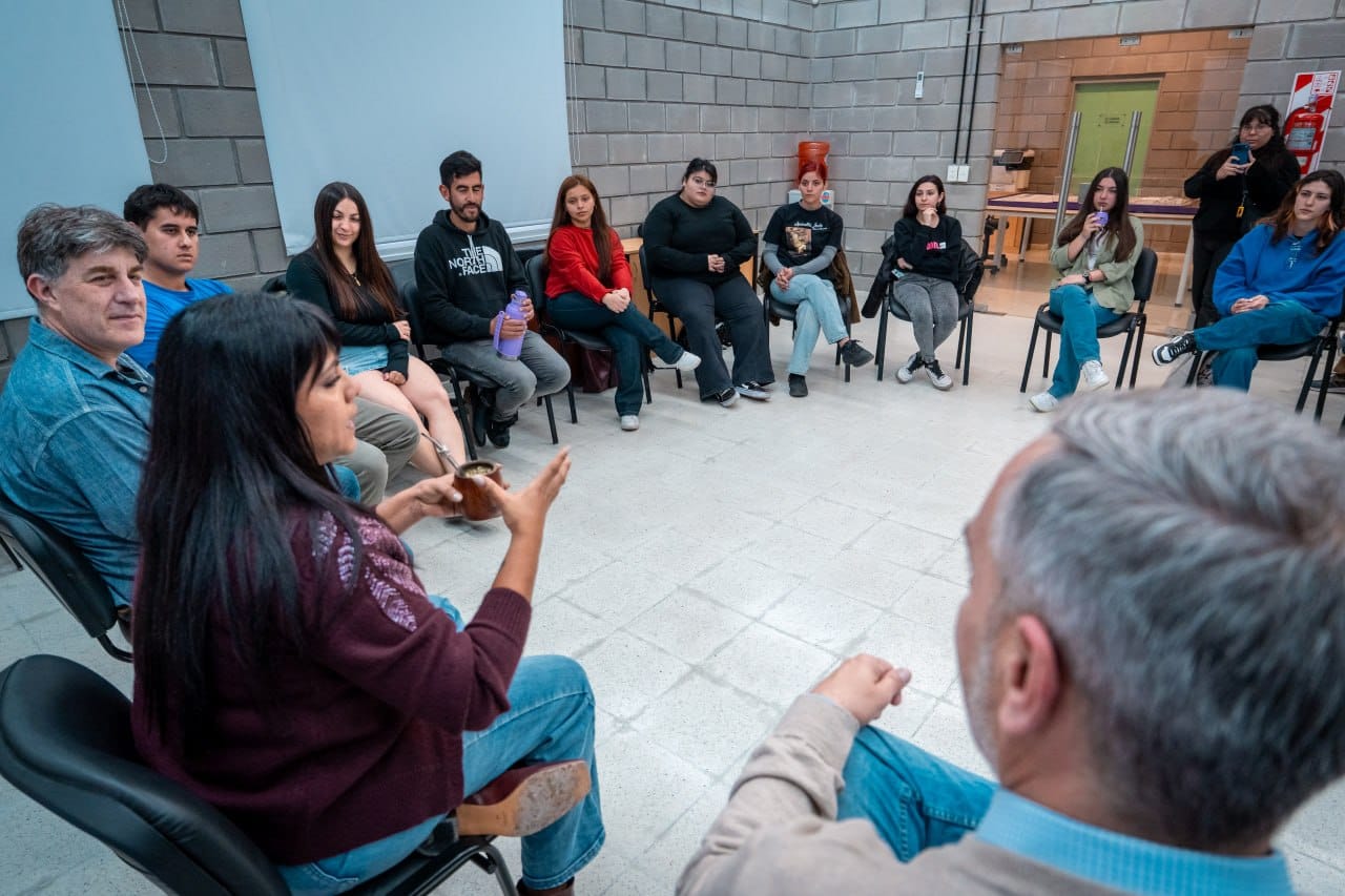 EVA MIERI ENCABEZÓ UN ENCUENTRO CON PASANTES DE LA UNAJ 