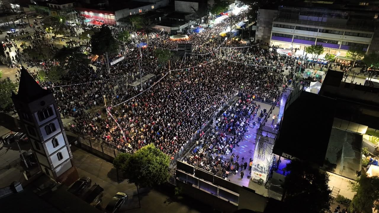 MAYRA Y FUNCIONARIOS DISFRUTARON CON VECINOS DEL CIERRE MUSICAL EN SOLANO