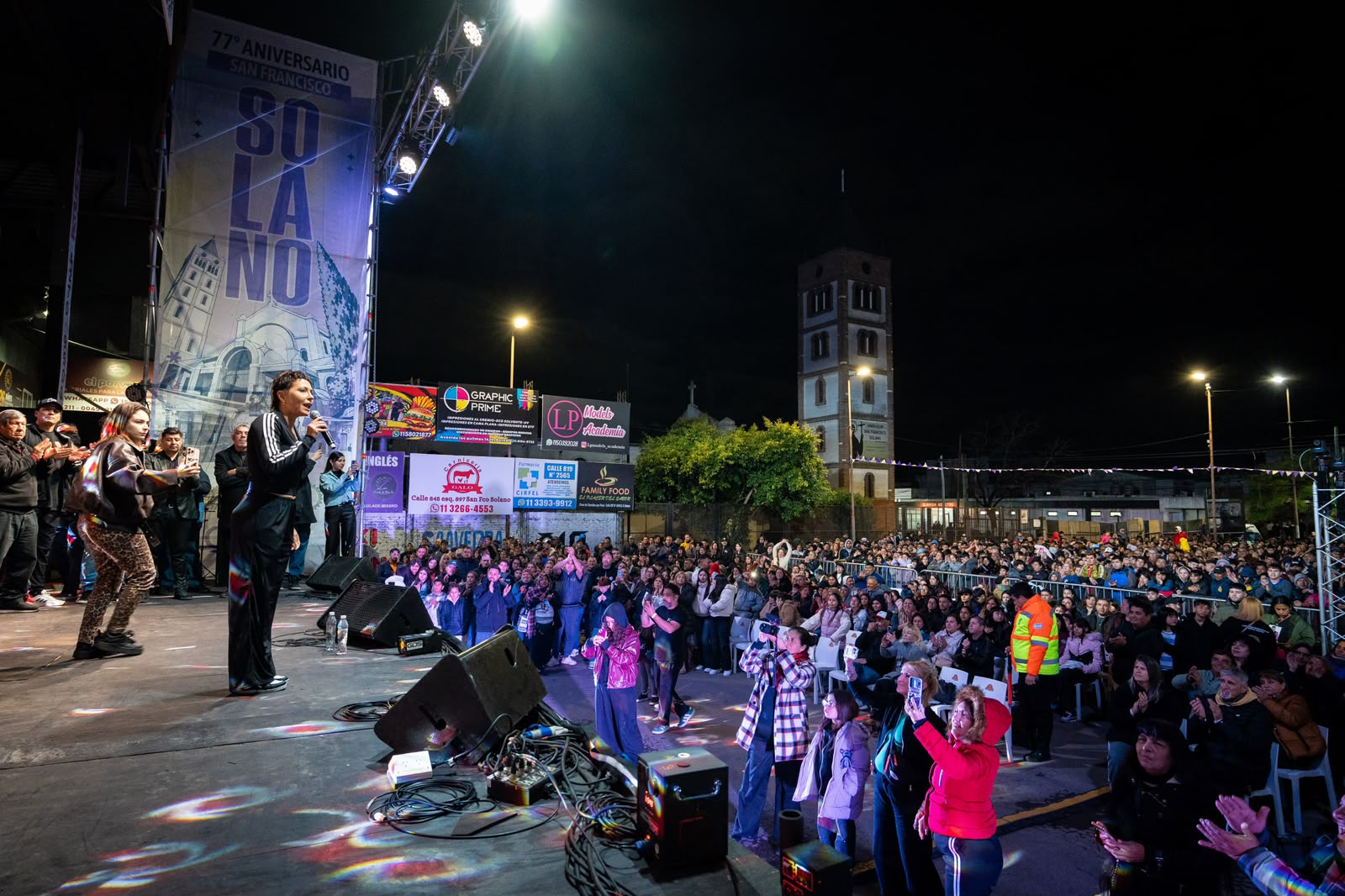 MAYRA Y FUNCIONARIOS DISFRUTARON CON VECINOS DEL CIERRE MUSICAL EN SOLANO