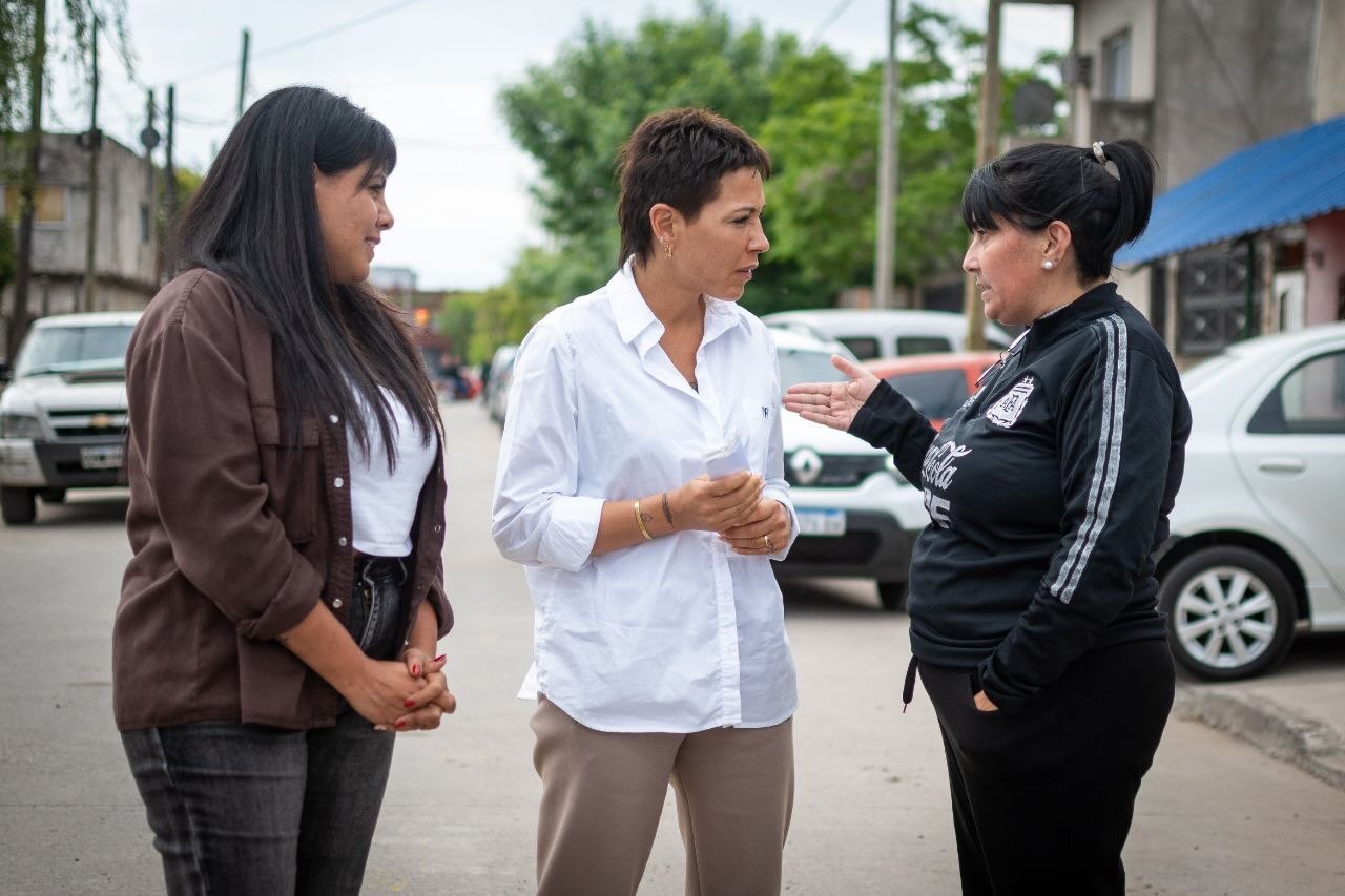 MAYRA Y EVA MIERI INUGURARON 33 NUEVAS CUADRAS DE PAVIMENTO EN BERNAL OESTE